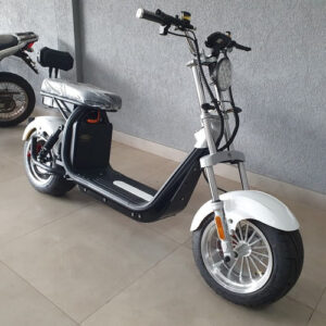 Kappak K22 Branca 2024 – Branco clean. Design minimalista, linhas retas e compactas, com um visual moderno e prático para uso urbano.