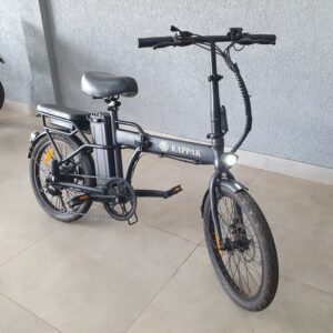 Kappak Kbike Preta 2024 (Bicicleta Elétrica) – Preto elegante. Design moderno e urbano, com quadro simples, rodas robustas e detalhes em cores contrastantes, perfeito para mobilidade elétrica prática e ágil.