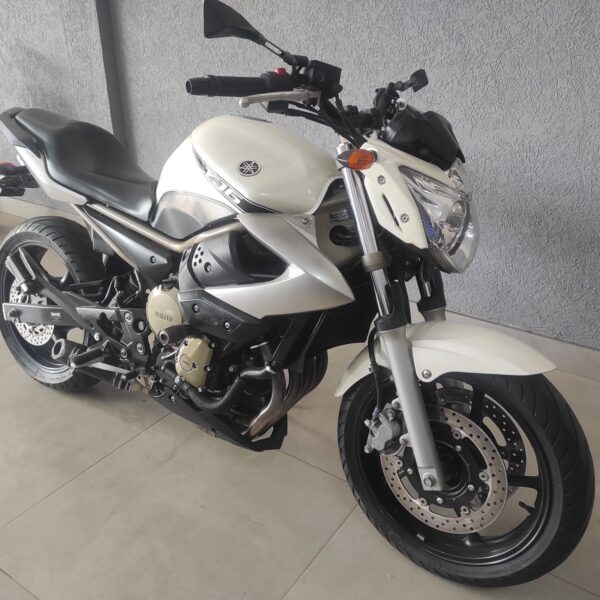 XJ6 N Branca 2010 – Branco perolado. Design naked esportivo, tanque musculoso, farol compacto e escapamento lateral baixo, garantindo um visual agressivo e imponente.