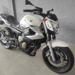 XJ6 N Branca 2010 – Branco perolado. Design naked agressivo, tanque musculoso, farol compacto e escapamento baixo, garantindo um visual esportivo e imponente.