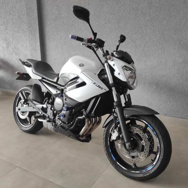 XJ6 N Branca 2013 – Branco perolado. Design naked agressivo, tanque robusto, linhas fluídas e escapamento lateral compacto, destacando um visual esportivo e imponente.