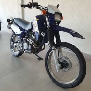 XLX 350R Azul 1989 – Azul vibrante. Tanque alongado, assento elevado e para-lama dianteiro alto, estilo off-road clássico.