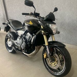 Moto Hornet preta de perfil/diagonal