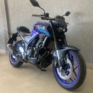 Moto Yamaha MT03 2023, azul. De frente na diagonal. Visual imponente.