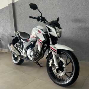 Moto CB 250f Twister, 2022, branca. De frente e na diagonal. Visual imponente.
